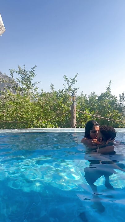Siendo Infiel a Mi Marido Con El Vecino De Polla Enorme En La Piscina Yasmina Khan