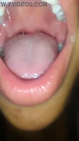 Puta engolindo porra grossa 2