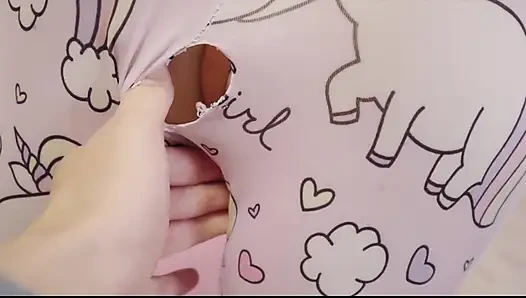 Teman sekamarku yang mesum mergokin aku lagi bugil beberapa kali & nggak kuat ngentot aku