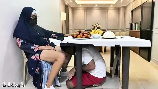 Учительница мусульманской школы в хиджабе идёт на свидание со звёздами