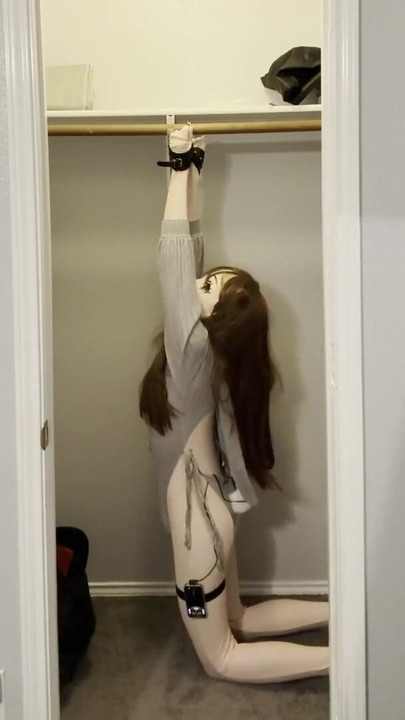 Zadivljujući trenutak iz "Kigurumi Cuffed and Electrostim"