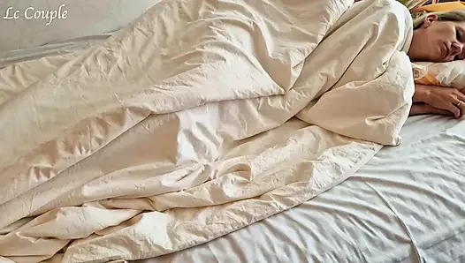 Gerçek amatör çiftin sabah seksi - kocası karısını ıslak ve kaygan deliğini sikmeye başladığında uyandırıyor