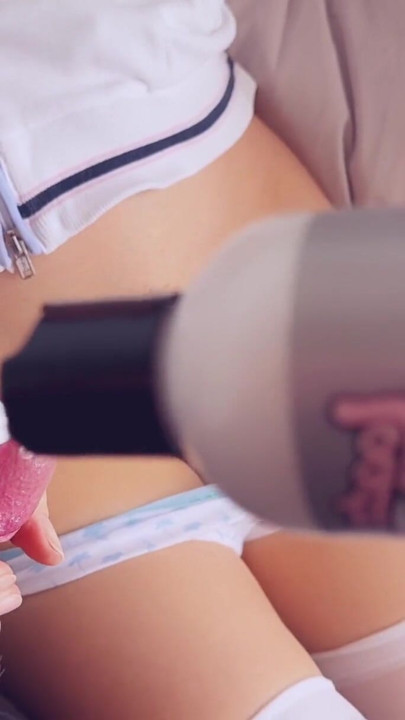 大きな胸を持つ処女継子は、ペニスをパンティや毛深い膣に擦りつけて射精を助け、先端だけを入れることを受け入れました | クリップ 1