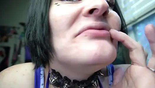 Cewek gotik toket besar ngebiarkan kamu ngentot pantat dan permen karetnya dengan nikmat