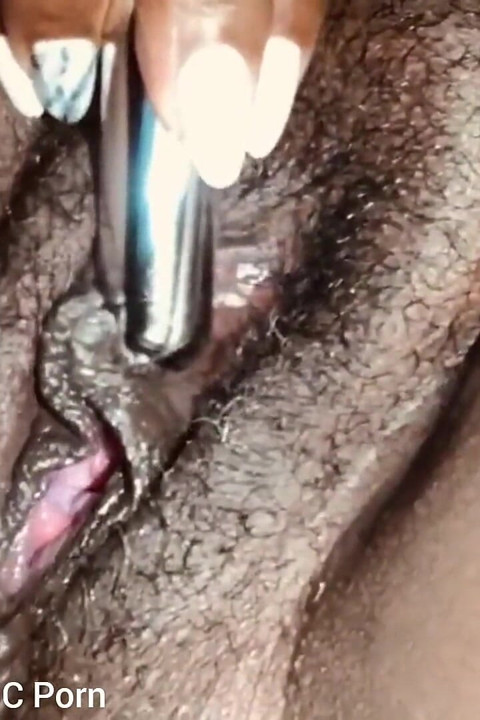Estimulando mi clítoris con vibrador de bala
