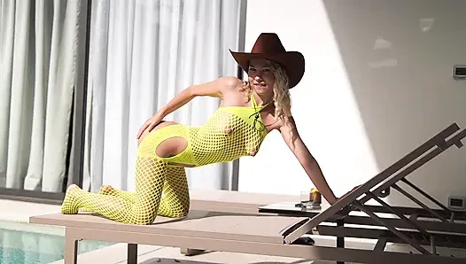 Asiatisches cowgirl springt auf schwanz wie