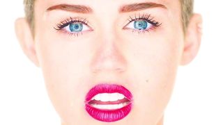 Miley Cyrus - niszcząca piłka