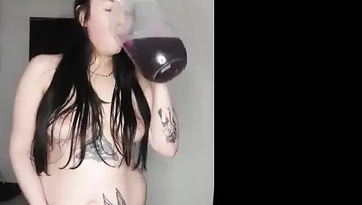 Göbek çok sıvı dolu (göbek şişliği) iri güzel kadın sigara içiyor