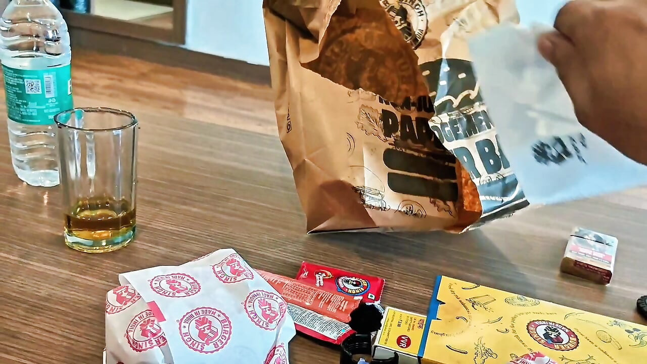 Indisches paar intim im hotelzimmer