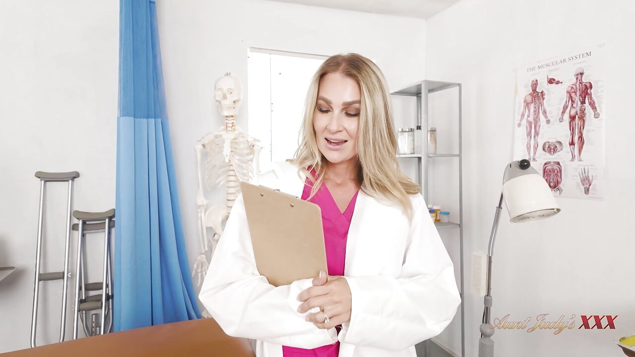 Tetona milf doctora Andi Avalon tiene una cura especial para tu deserción