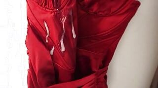 更衣室のセクシーな赤いサテンのドレスにダブルカム