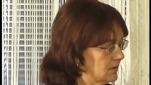 Çoraplı spex nine sikiliyor ve yüzüne boşalma