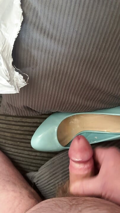 Corrida en tacones de charol azul claro