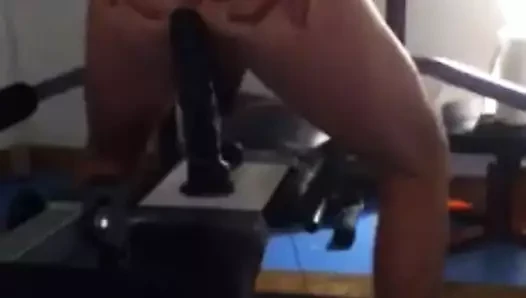kinky delikanlı sürmek büyük oyuncak içinde onun spor salonu