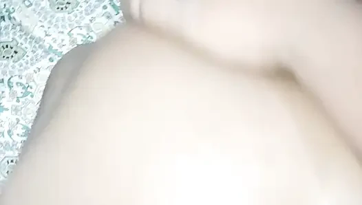 Pencaplı komşu yeni evli Sardarni evinde kimse yokken sikiliyor.