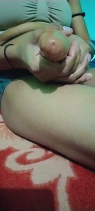 Aaj may apni sexi hot chut me begn me condom lga ke apni chut me dali or jisko meri chut chatni ho wo aa jao chat lo bhot maza ayega.