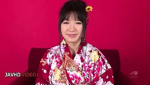 Chiharu'nun baştan çıkarıcı kimono's iki adamla oral seks yapıyor ve zevkle dölleniyor