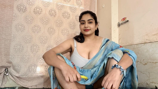 Priya si tante seksi yang baru nikah ngebiarkan cowok tetangganya ngentot di stan dapur gara-gara nggak bayar sayur-sayuran!