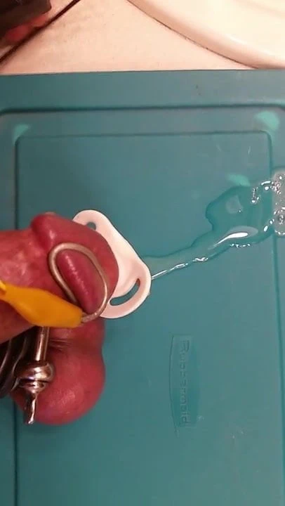 ELECTRO CUMMING WITH MY BINKY IN