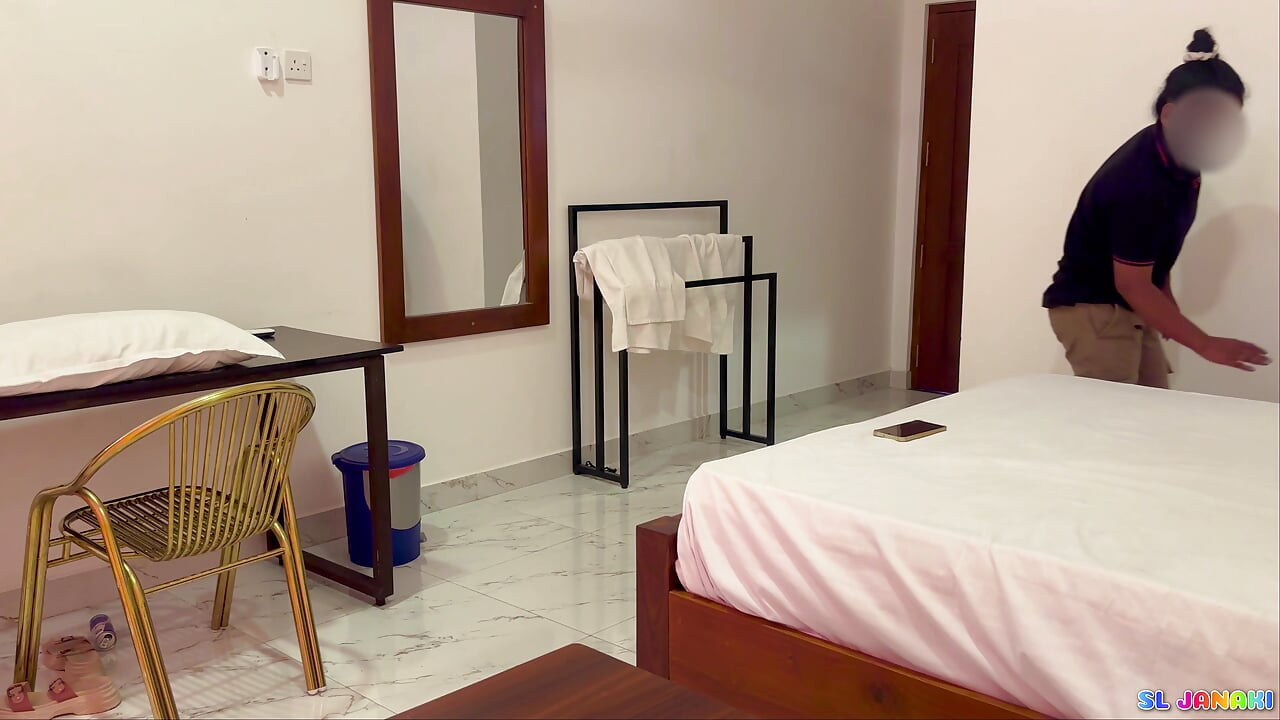 Rest House Supervisor Sex with Cleaning Staff Girl