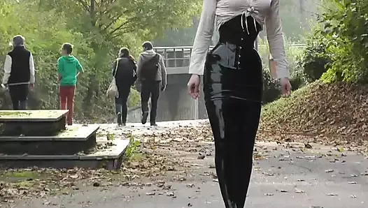 Lady в черной латексной юбке на улице