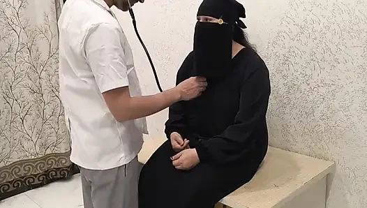 Wanita muslim datang ke klinik untuk check up dokter untuk ngentot memeknya