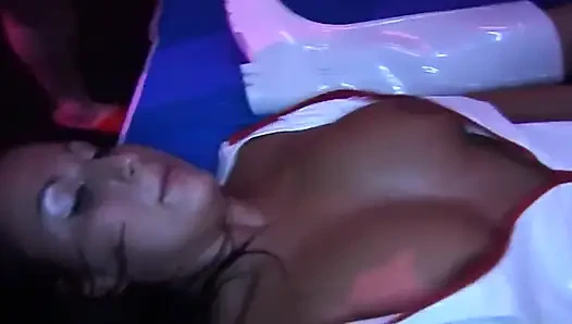 Azgın esmer hatun ıslak amcığını sikiyor