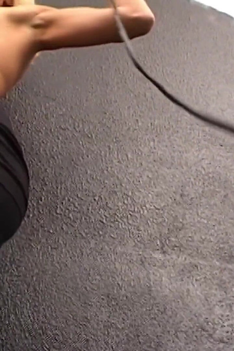 ベティ・デイビス:ホットで成熟したブロンドのベティ・デイビスがガレージでストリップをしている