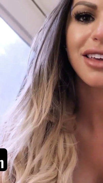 Pervmom - fit milfka si stáhne kalhotky dolů a čeká, až ji šťastný hřebec naráží svým velkým tlustým ptákem | Klipy 2