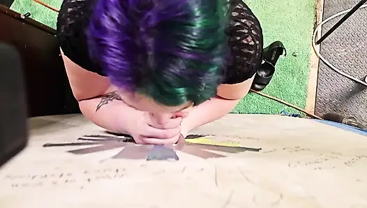 Goth teen besucht gloryhole, lutscht ihn trocken