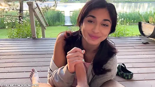 Вся натуральная красотка сосет член бойфренда и глотает сперму у озера