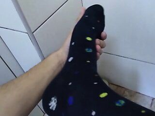 Blauwe sokken en vuile voeten na het werk
