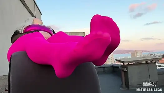 Gün batımında çatıda pembe naylonla azdırıyor - ayaklar ve büyük göt