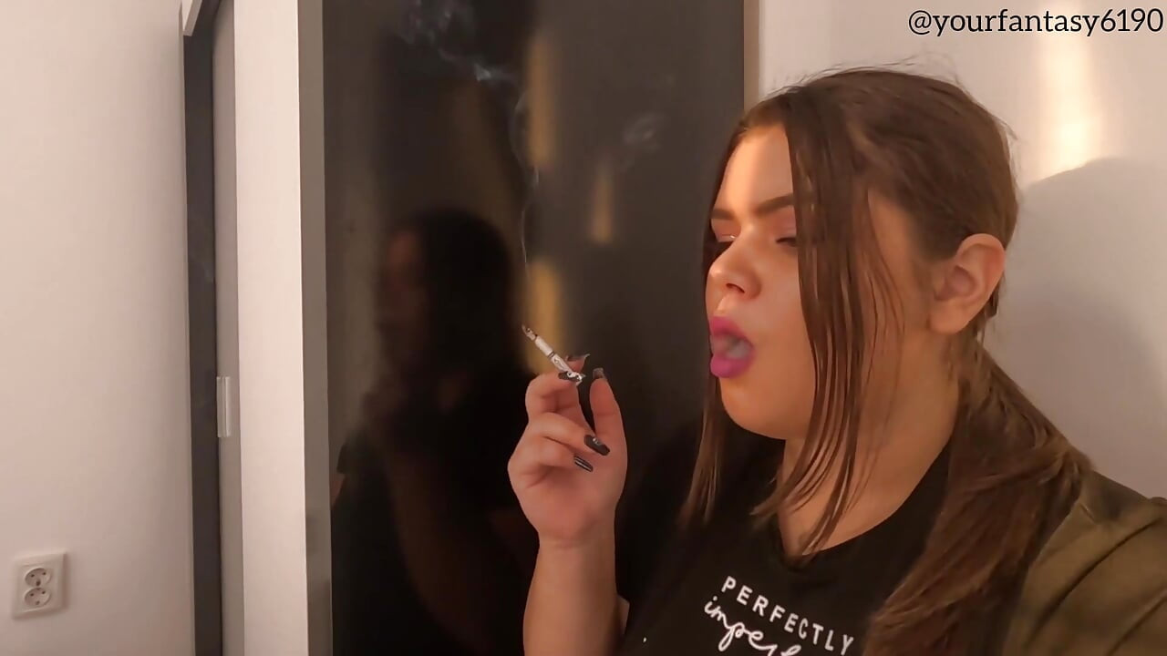Cewek sange ini lagi asik merokok pakai lipstik ungu - close up
