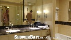 Lelaki str8 mandi mengambil kesempatan untuk berkongkek di bilik mandi ini