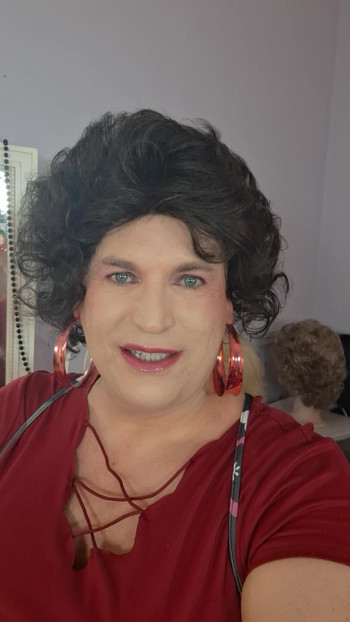 我现在对男人来说非常兴奋和湿了！我只是喜欢他们的关注！