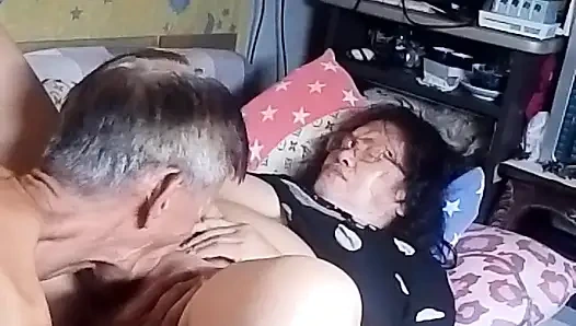 Sie squirtet oft und sie fühlt eine gute befriedigung, die sie von meinem schwanz und meiner zunge bekommen hat