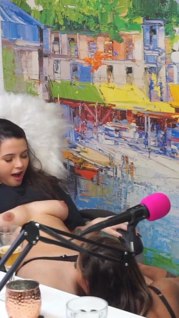 Pamiętny moment z "Flavia Oliver wykonuje seks oralny na Natasha Steffens podczas nagrywania California Podcast"