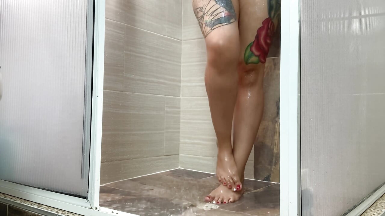 Adoração ao pé - chuveiro com os pés, depilação e unhas vermelhas