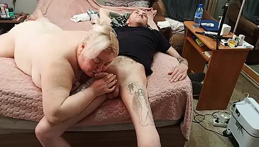 Соседка доит мои яйца, сосет мою сперму