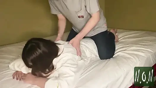 Bir yağ masajı arkadaşımın karısıyla çok ileri gidiyor