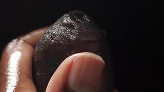 Une bite veineuse noire non circoncise palpite