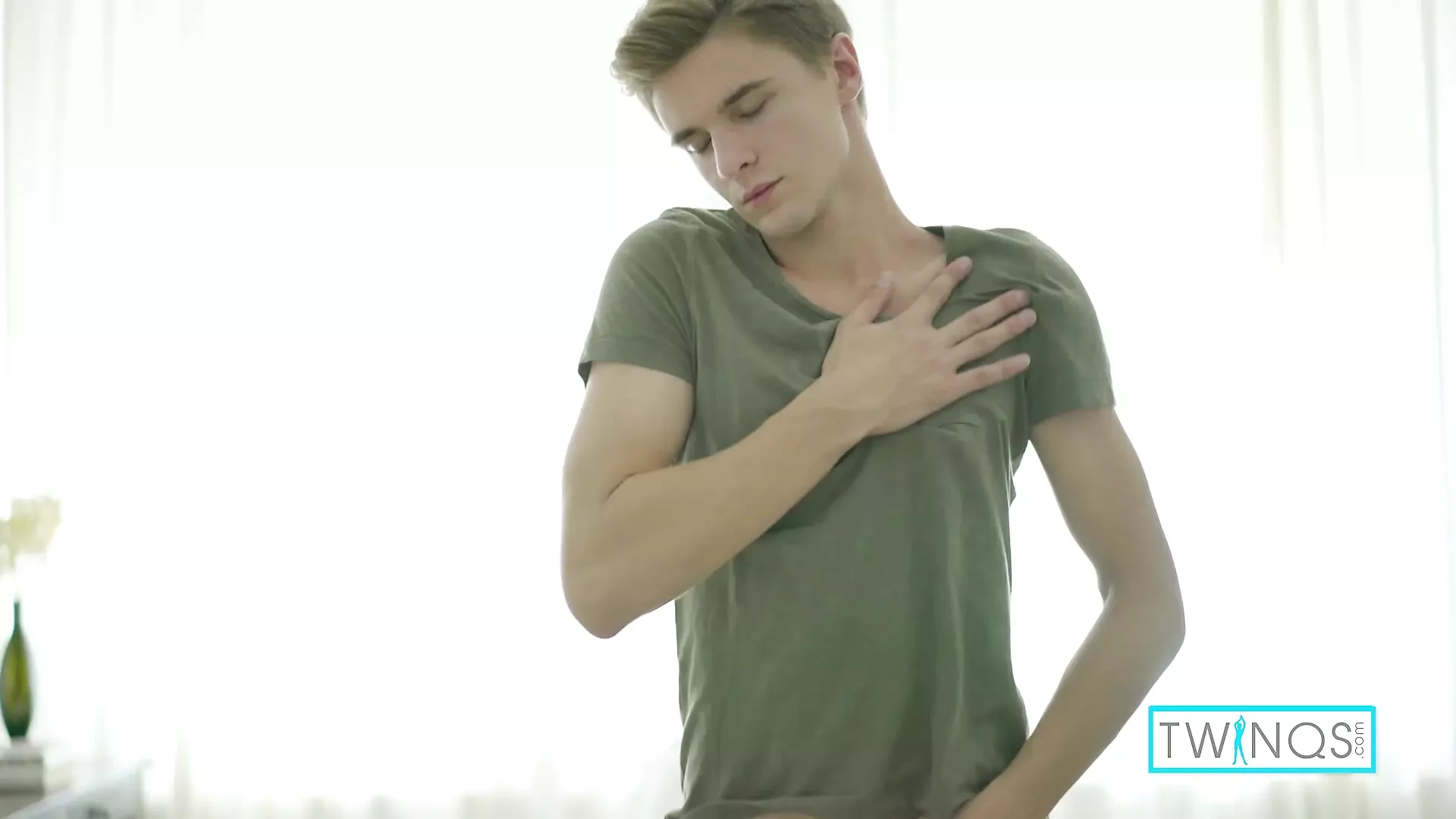 L'arrapante twink bionda alexander S si masturba e succhia un dildo!