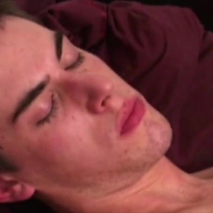 Твинка невинного Staight твинка принудили трахнуть своего друга-гея