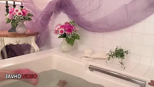 Miho Ichiki her yere yarak alıyor: kabarık amcık dölleme eylemi için banyoda elle muamele!