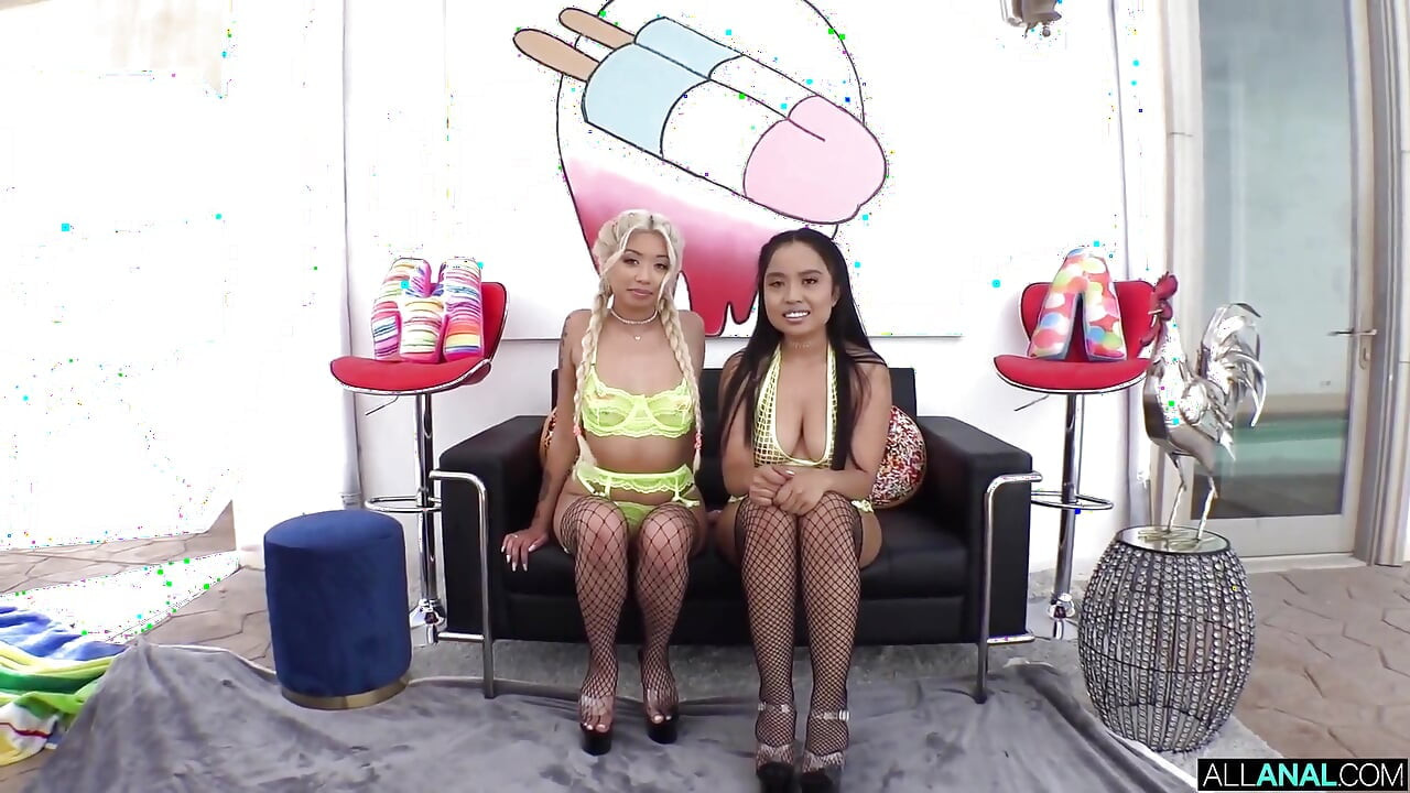 Gia & luna rela di-anal habis-habisan