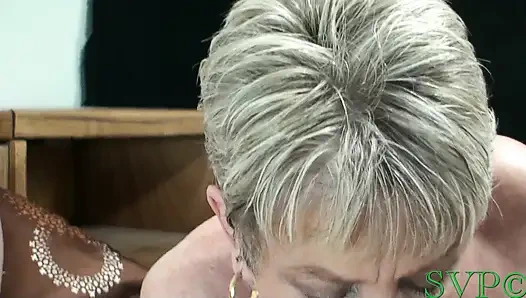 Курящая богатая сучка требует его внимания