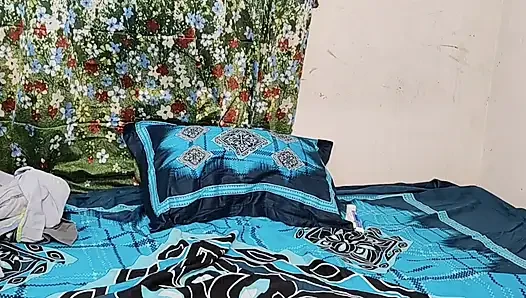 Gadis Bengali orgasme dengan memasukkan jarinya ke dalam vaginanya