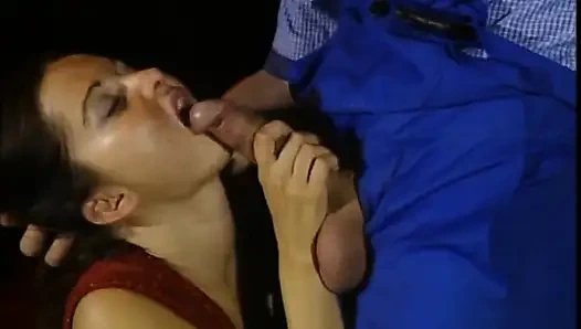 Büyük memeli genç klasik kız büyük yarakla sikiliyor ve ağzına boşalıyor