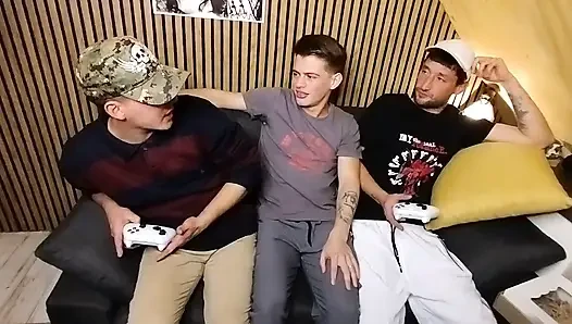 Play oynarken, sandviç sipariş ettik... ve üçlünün – Alan, Facu ve Kongo – teslimatı devam etti